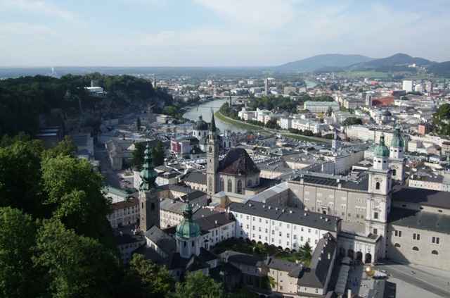 Salzburg er en gammel by med en bevart bydel fra tidlig p� 1600-tallet. Byen ble forsvart fra en stor festning som ligger i fjellet over den gamle bydelen. Her er utsikten fra den gmle festningen. Domen i forgrunnen og den nyere bydelen i bakgrunnen. Ingenting � si p� utsikten 